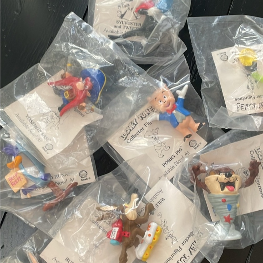 Set of (8)Shell Oil Looney Tunes Characters